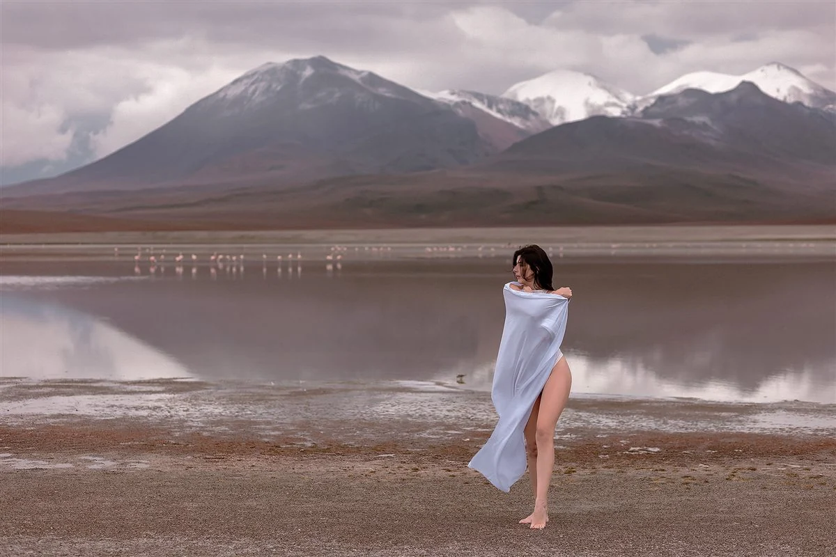 Ensaio sensual feminino externo no Salar de Uyuni e Deserto do Atacama
